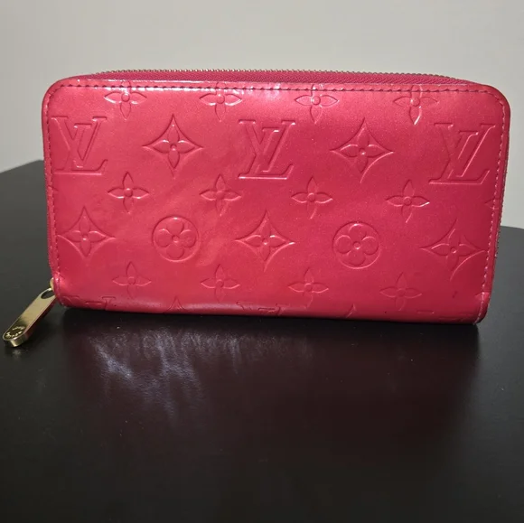 HTF!! Authentic Louis Vuitton pink vernis leather zip wallet in good condition Wallets